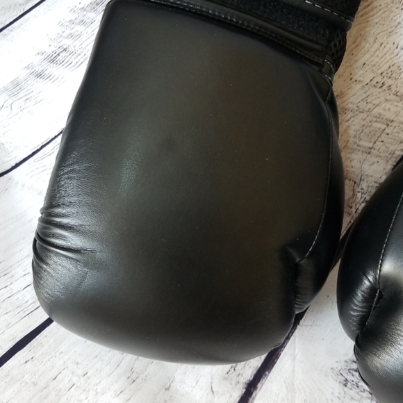 Classic Black Boxing Gloves - One Size - Picture 5 of 8